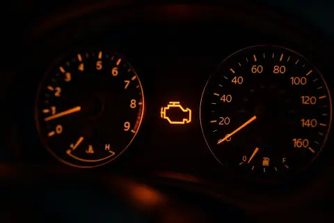 Pomarańczowa kontrolka check engine świeci się na desce rozdzielczej obok wskaźników obrotomierza i prędkościomierza.