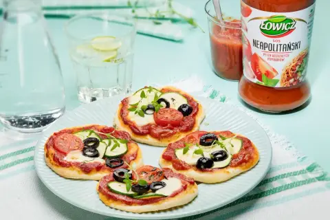 Pizzerinki z gotowego ciasta do pizzy, z sosem Łowicz i świeżymi dodatkami. Idealne na szybką przekąskę.