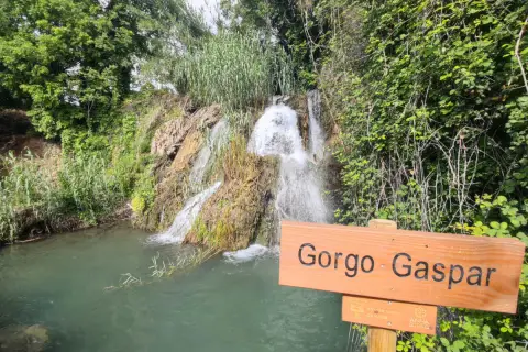Cascada en la ruta de las 3 cascadas, con un cartel de madera que dice "Gorgo Gaspar".