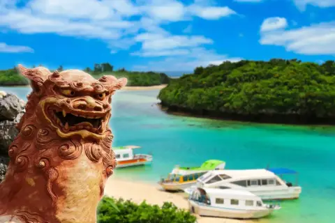 Kamienna lwica strzeże rajskiej plaży z łodziami na turkusowej wodzie. Archipelag z Okinawą w tle, z bujną zielenią i błękitnym niebem.