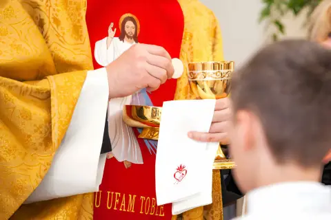 Komunię czy komunie? Zrozum raz na zawsze różnicę!
