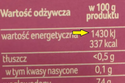 Tabela wartości odżywczych pokazuje, że 100g produktu zawiera 1430 kj energii.