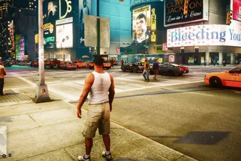 Liberty City w GTA 4 Remaster. Taksówki, neony i tłum ludzi na ruchliwym skrzyżowaniu.