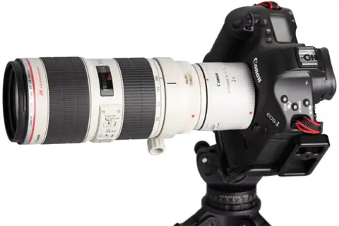 Profesjonalny zestaw Canon z telekonwerterem 2x, obiektywem EF 70-200mm i aparatem EOS-1 na statywie.