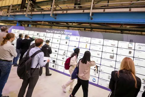 Besucher betrachten die "IoT Wall of Fame" auf der Things Conference, eine Ausstellung von Geräten und Technologien.