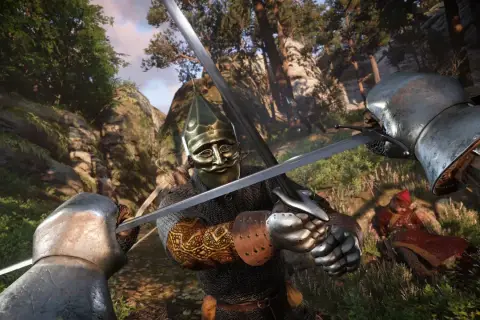 Starcia w lesie, jak w grach od Warhorse Studios. Dwóch rycerzy w zbrojach walczy mieczami, jeden w złotej masce.