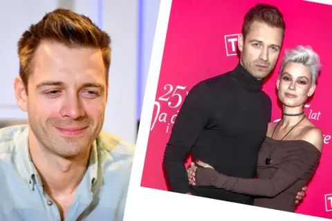 Marcin Korcz z partnerką na ściance. Aktor uśmiecha się do obiektywu.