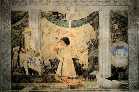 Affresco del Tempio Malatestiano, opera di Leon Battista Alberti, con un anziano barbuto e un giovane in preghiera, accompagnati da cani.