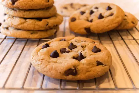 Délicieux cookies aux pépites de chocolat, comme ceux de Cyril Lignac, refroidissant sur une grille.