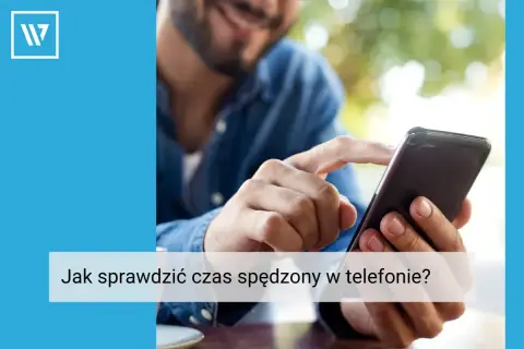 Uśmiechnięty mężczyzna sprawdza swoją aktywność w telefonie, dotykając ekranu.