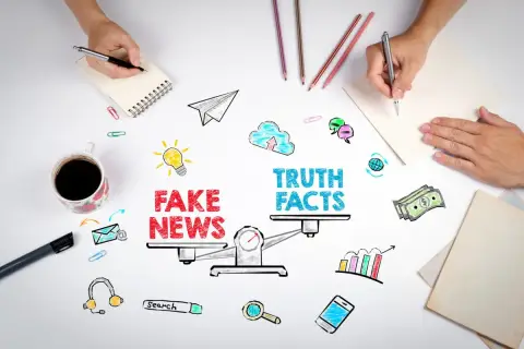 Waga z napisem "Fake News" i "Truth Facts" ilustruje objawy słabego researchu w powieściach. Dwie ręce piszą, otoczone symbolami informacji.