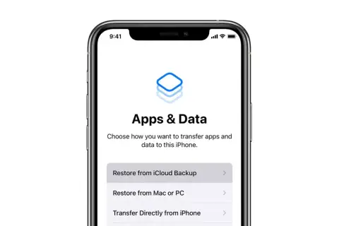 Ekran iPhone'a z opcjami: "Przywróć z backupu iCloud", "Przywróć z Maca lub PC" lub "Przenieś bezpośrednio z iPhone'a". Dowiedz się, jak odtworzyć backup iPhone.