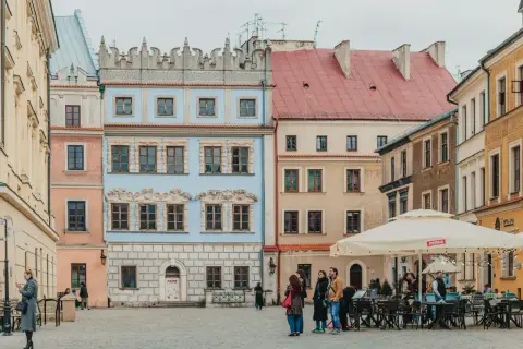 Kolorowe kamienice na rynku, idealne na wycieczki 4 dniowe samolotem.