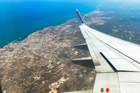 Widok z samolotu Ryanair na wybrzeże i miasto, zbliżamy się do lotniska Bari.