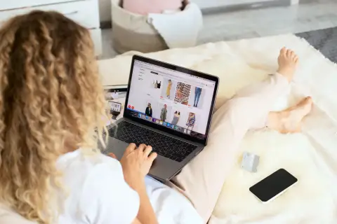 Butik online z polską modą – dlaczego warto wybierać lokalne marki?