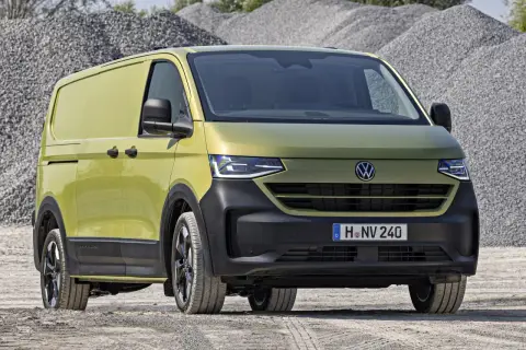 Nowy VW T7 w kolorze limonki, gotowy na terenowe wyzwania.