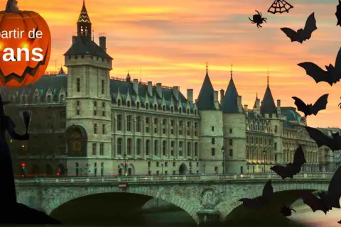 Citrouille géante et sorcière sur fond de château parisien. Idées pour savoir quoi faire pour Halloween, à partir de 7 ans. Chauves-souris et araignées volent.