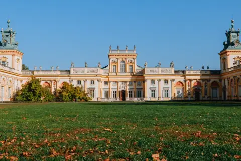 Pałac w Wilanowie zachwyca architekturą. Zwiedzanie za darmo to świetna okazja, by podziwiać jego piękno.