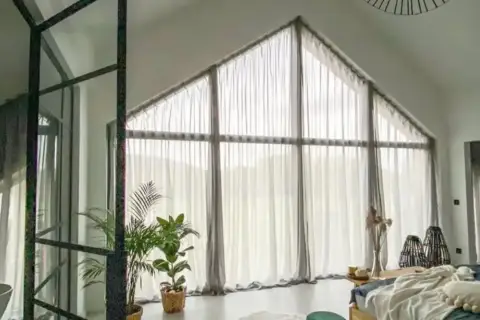 Jak zasłonić skośne okna? Delikatne zasłony pięknie podkreślają architekturę wnętrza, tworząc przytulną atmosferę.