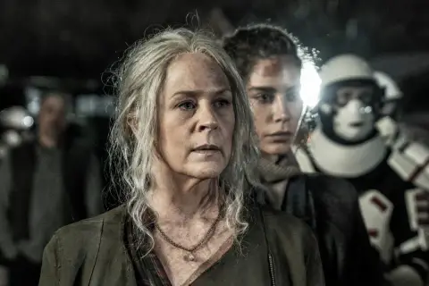 Carol i Connie w obliczu nieznanego, być może finałowego starcia w The Walking Dead. W tle widać żołnierzy.