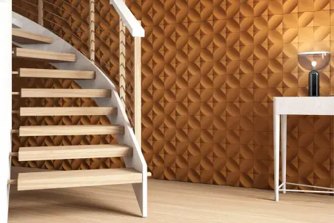 Escalera moderna y pared texturizada en tono terracota, ideal para decorar rincones dificiles con estilo y calidez.