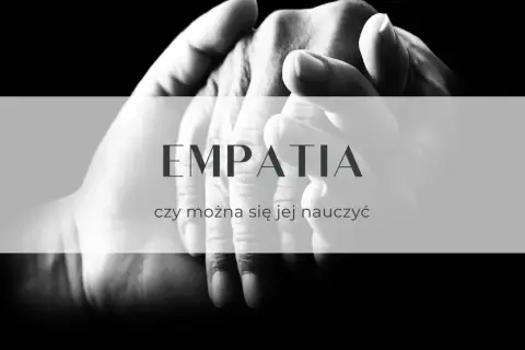Dłonie splecione w geście wsparcia. Napis "Empatia co to" i pytanie "czy można się jej nauczyć" sugerują, że empatia to umiejętność, której można się nauczyć, okazując ją poprzez gesty.
