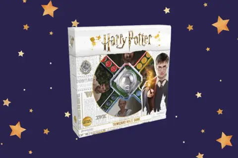 Pudełko z grami Harry Potter: Labirynt Trójmagiczny. Harry Potter z różdżką i innymi postaciami z filmu.