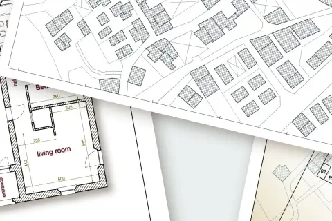 Nakładające się plany budynków i działek. Widoczna mapa zasadnicza z zaznaczonymi domami i fragmentem rzutu mieszkania z wymiarami.
