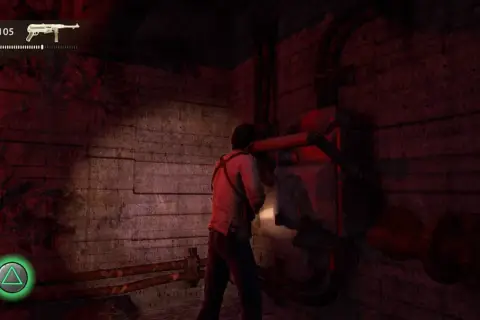 Nathan Drake w mrocznym pomieszczeniu, kontynuuje swoją uncharted pogoń za fortuną, badając mechanizm.