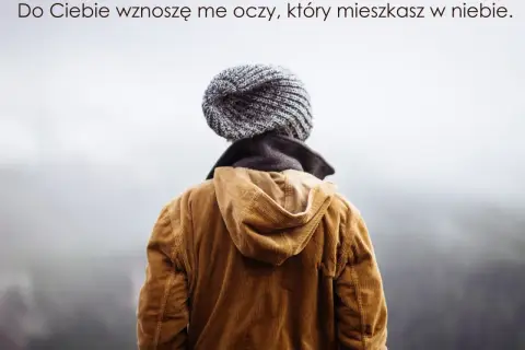 Osoba w czapce i brązowej kurtce, patrząca w niebo. Cytat z Psalmu 134: "Do Ciebie wznoszę me oczy".