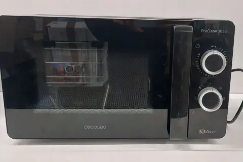 Czarna kuchenka mikrofalowa Cecotec ProClean 3030 z dwoma pokrętłami. To popularna marka, która oferuje wiele sprzętów AGD.