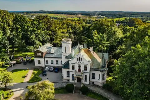 Dworek w Oblęgorku, otoczony zielenią, zaprasza do odkrywania jego uroków. Wspaniałe widoki i spokój czekają na gości.