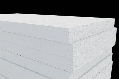 Stos białych płyt styropianowych, idealnych jako jaki styropian na ocieplenie starego domu.