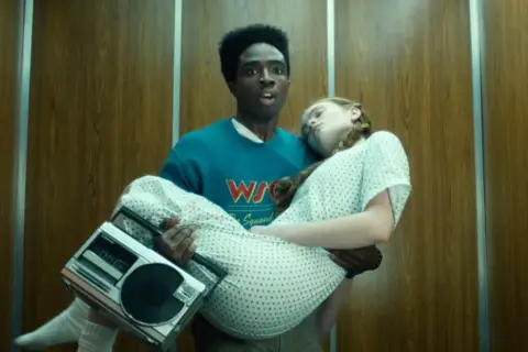 Lucas niesie Max, która jest nieprzytomna, trzymając radio. Ta scena z Stranger Things to klucz do uratowania jej życia, dzięki tej piosence.