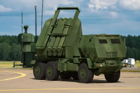M142 HIMARS, potężna wyrzutnia rakietowa, gotowa do akcji na lotnisku.