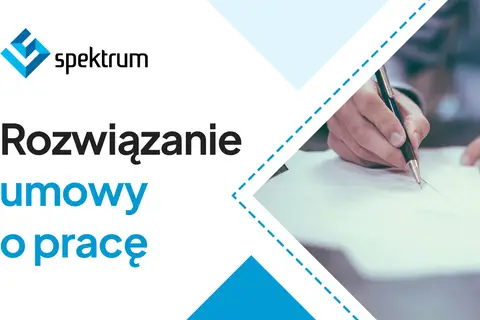 Rozwiązanie umowy o pracę przez pracodawcę. Dłoń z długopisem podpisuje dokument.