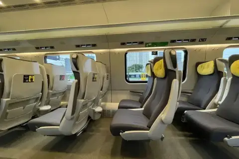 Wnętrze pociągu z wygodnymi fotelami. Czy to EIP? Tak, to nowoczesny pociąg, który zabierze Cię w podróż.