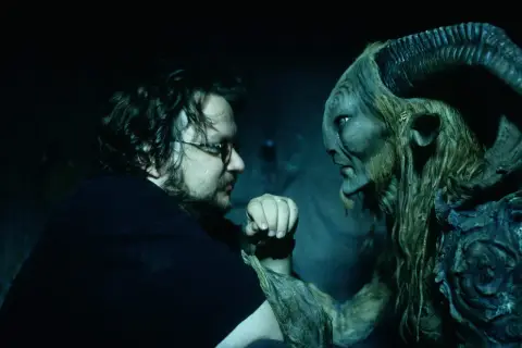 Guillermo del Toro wpatrzony w fauna. Mistrz fantasy tworzy swoje niezapomniane **guillermo del toro filmy**.