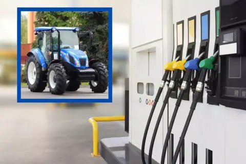 Niebieski traktor czeka na tankowanie. Czy akcyza na paliwo wpłynie na jego pracę?