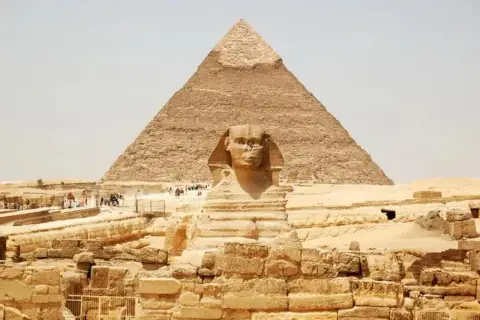 La Esfinge y la Gran Pirámide de Giza, un sitio histórico. A pesar de su belleza, es peligroso viajar a Egipto si no se toman precauciones.