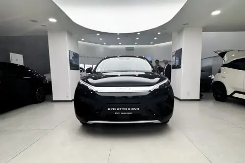 Czarny BYD Atto 3 EVO w salonie. Sprawdź atrakcyjną byd atto 3 cena i wybierz swój nowy samochód elektryczny.