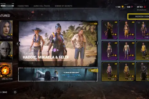 W menu gry Dead by Daylight, obok opcji "Auric Cell Packs", znajduje się przycisk "REDEEM CODE".