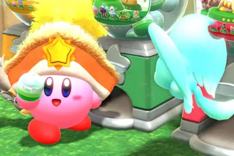 Kirby e la Terra Perduta recensione: Kirby con un cappello a stella dorata e un oggetto in mano, vicino a una macchina colorata.