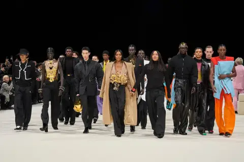 Naomi Campbell i Olivier Rousteing na wybiegu Balmain. To za ta firma tworzy odważne, luksusowe kreacje.