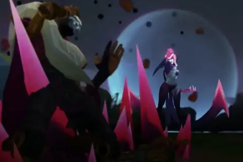 Evelynn, demonica z różowymi włosami, czai się wśród kryształów. Na pierwszym planie postać w białej szacie.