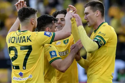 Piłkarze GKS Katowice świętują zwycięstwo nad Motorem Lublin. Nowak z numerem 27 cieszy się z kolegami.