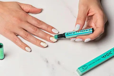 Manicura con efecto espejo. Un aplicador con polvo holográfico de Mercadona crea magia en las uñas.