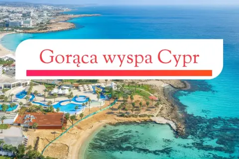 Widok z lotu ptaka na kurort z basenami i plażą na Cyprze.