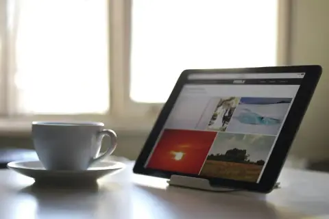 Poranna kawa i tablet z rankingiem tabletów do 1500 zł. Idealny zestaw do planowania zakupów.