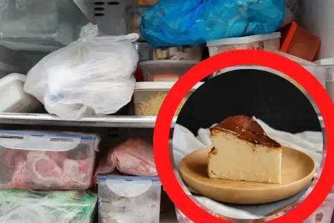 Kawałek sernika na talerzyku, otoczony przez zamrożone jedzenie w zamrażarce. Czy sernik można mrozic? Tak, można!